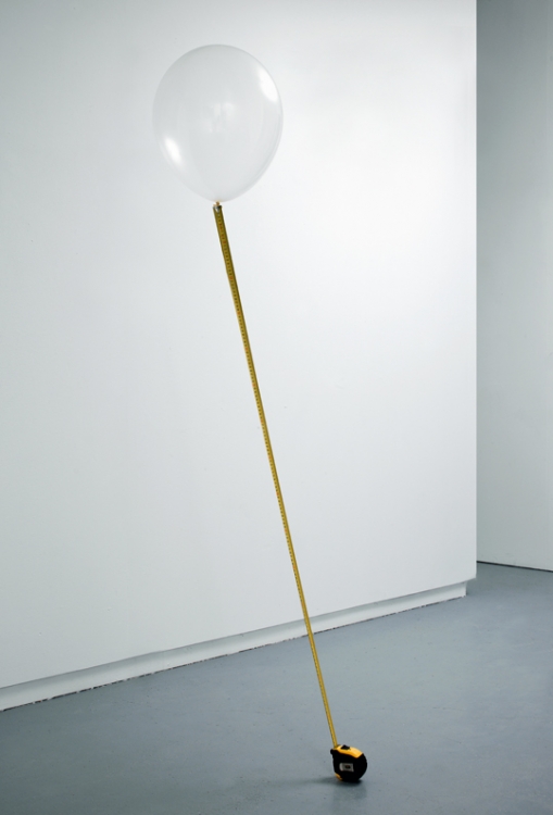 'Measuring Space', 2010, flexible steelrule, helium balloon, 1.55 m.
A balloon filled with helium is stretching a tape-measure.
When the helium slowly evaporates in the course of the time, the
tapemeasure slowly sinks down
Photo: Gert Jan van Rooij 'Measuring Space', 2010, flexible steelrule, helium balloon, 1.55 m.
A balloon filled with helium is stretching a tape-measure.
When the helium slowly evaporates in the course of the time, the
tapemeasure slowly sinks down
Photo: Gert Jan van Rooij