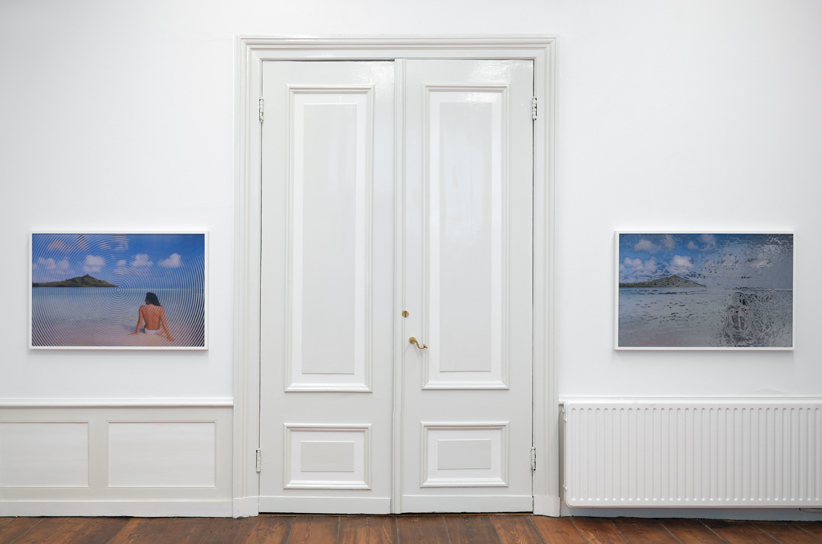 left: 'Jennifer in Paradise (Halftone_Circle)', 2015, lenticular print, 79x119 cm.
right: 'Jennifer in Paradise (PaintDaubs_Sparkle), 2015, lenticular print, 79x119 cm.
Photo: Gert Jan van Rooij left: 'Jennifer in Paradise (Halftone_Circle)', 2015, lenticular print, 79x119 cm.
right: 'Jennifer in Paradise (PaintDaubs_Sparkle), 2015, lenticular print, 79x119 cm.
Photo: Gert Jan van Rooij